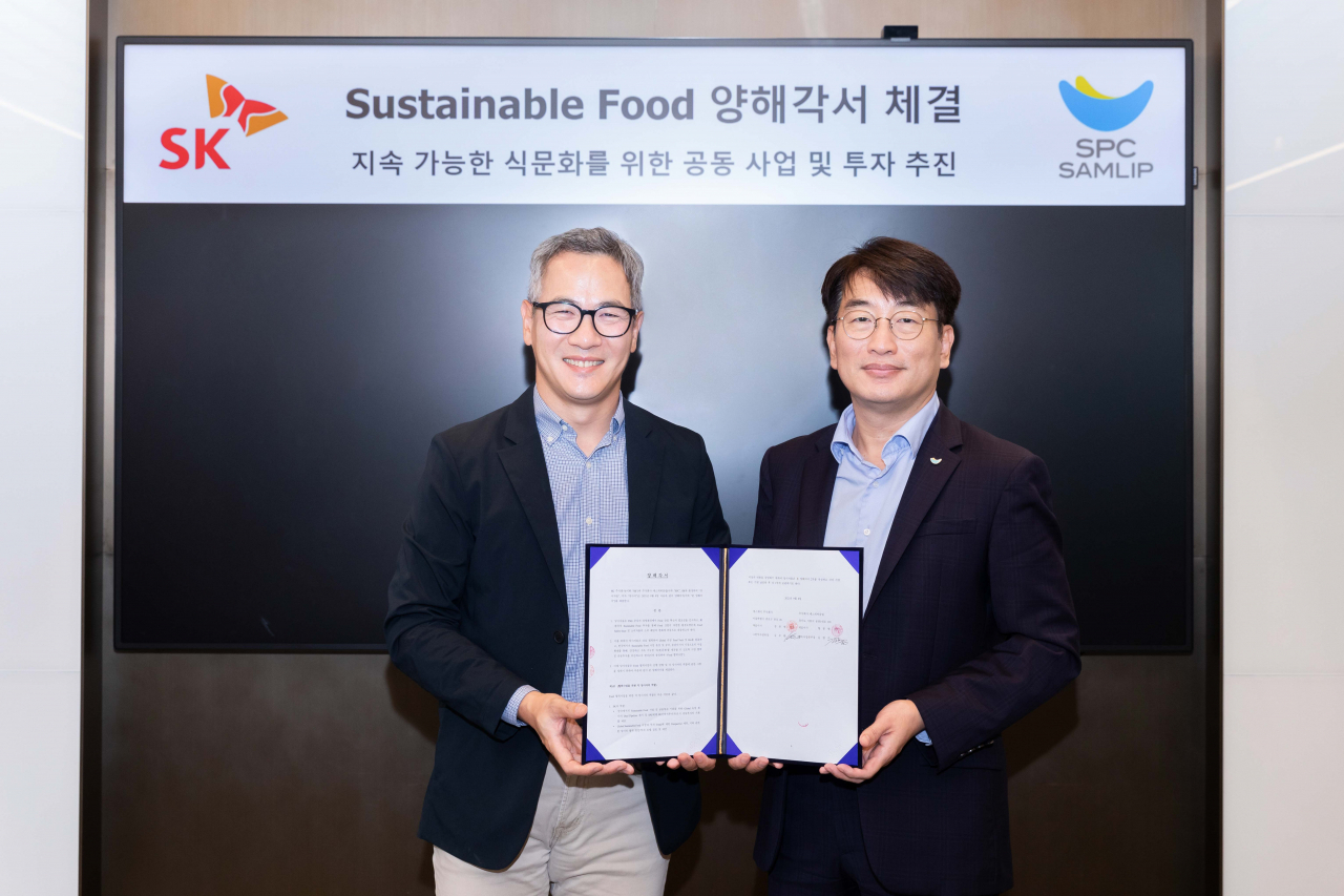SK㈜는 SPC삼립과 대체식품 사업 공동투자와 협력을 위한 업무협약(MOU)을 체결했다. 왼쪽부터 김무환 SK㈜ 그린투자센터장과 김범수 SPC삼립 본부장. [SK㈜ 제공]