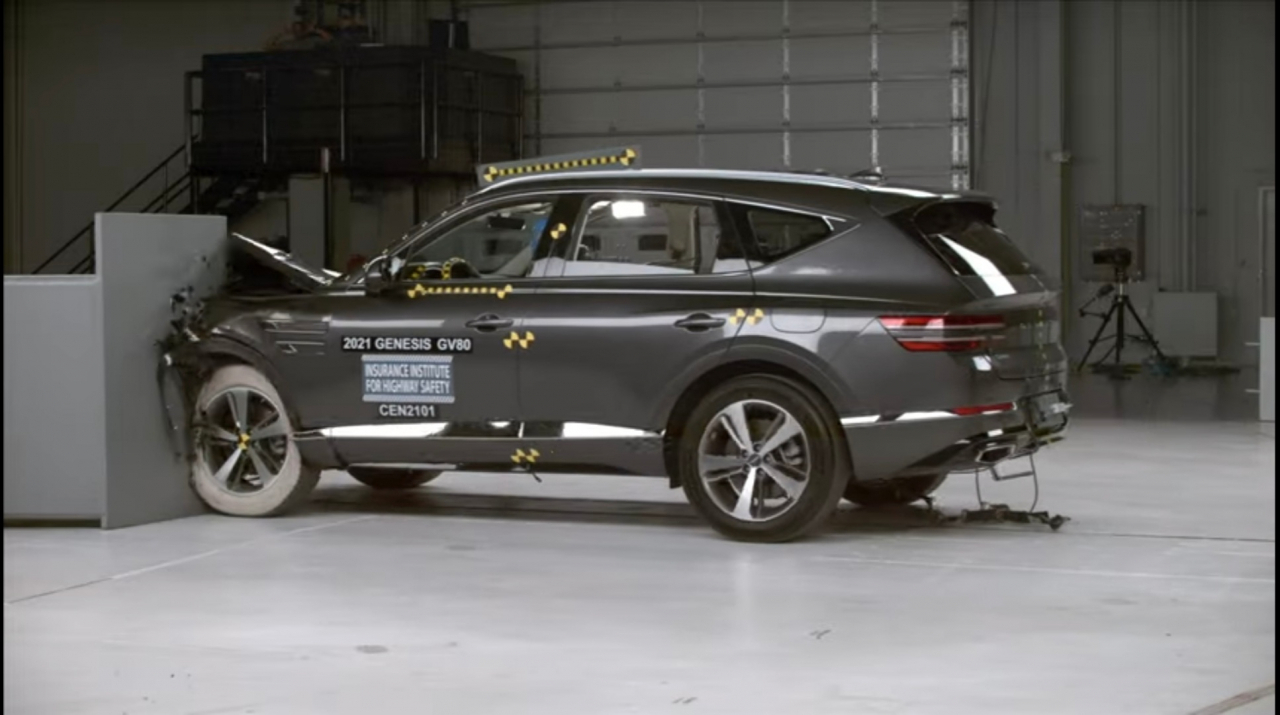 제네시스 전 라인업이 미국 고속도로 안전보험협회(IIHS)로부터 최고 안전 등급인 TSP+를 획득했다. 스몰 오버랩 충돌 실험 중인 제네시스 GV80[IIHS 제공]