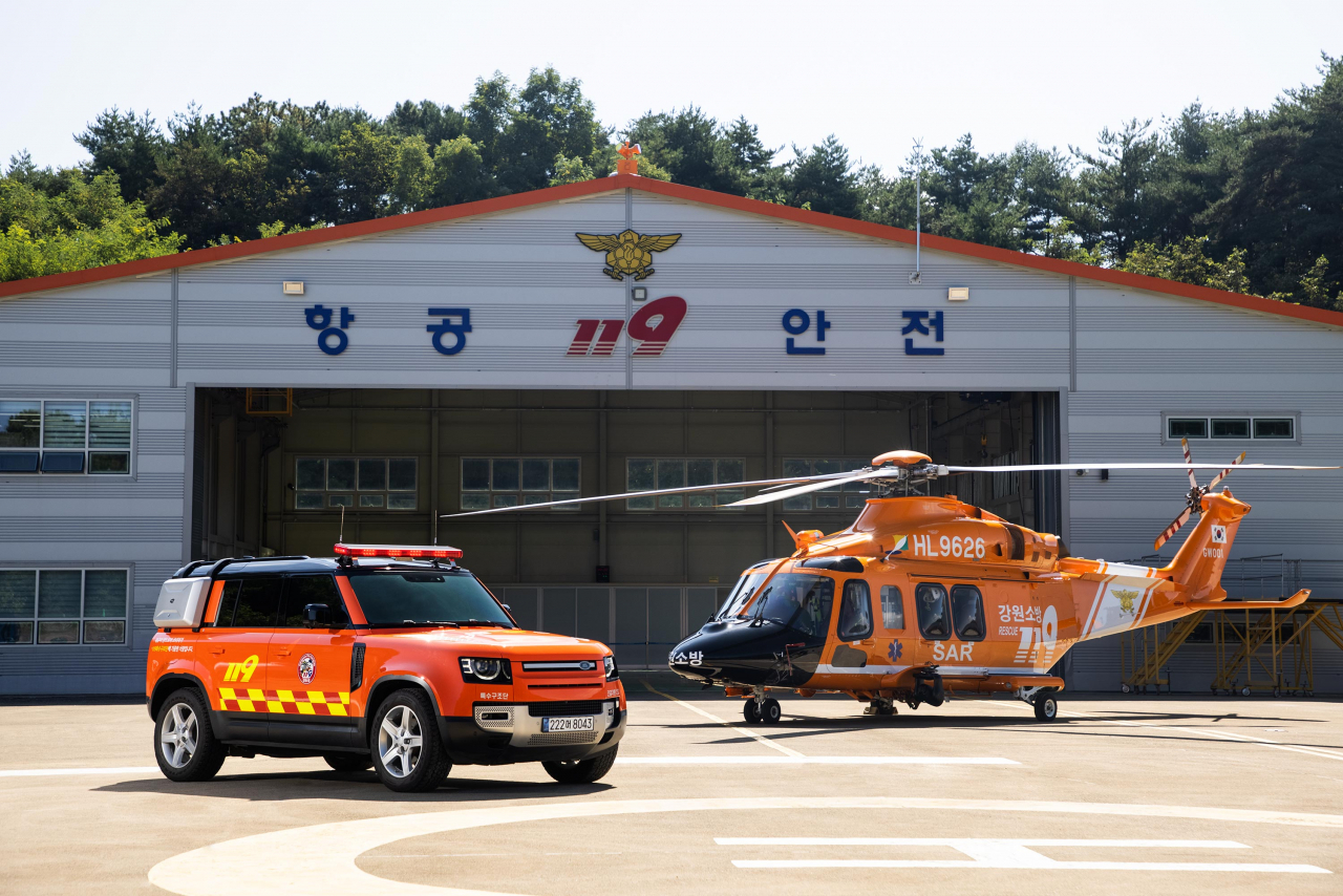 재규어랜드로버코리아가 강원소방본부 특수구조단에 올 뉴 디펜더 110 1대를 기증했다. 이 차량은 강원도 재난 구조현장에 투입될 예정이다. 특수구조단에 기증된 올 뉴 디펜더 110.[재규어랜드로버코리아 제공]