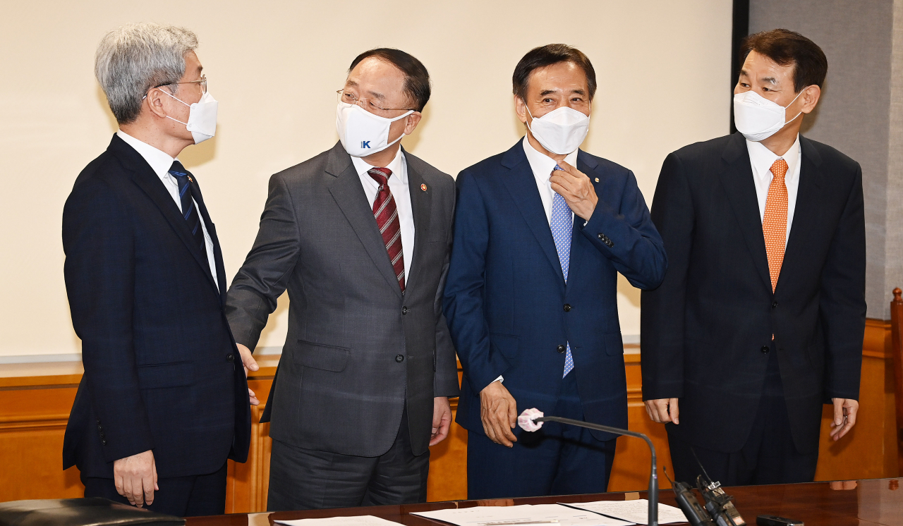 지난달 30일 서울 중구 은행회관에서 열린 '거시경제금융회의'에서 참석자들이 기념촬영을 하고 있다. 왼쪽부터 고승범 금융위원회 위원장, 홍남기 경제부총리 겸 기획재정부 장관, 이주열 한국은행 총재, 정은보 금융감독원 원장. [연합]
