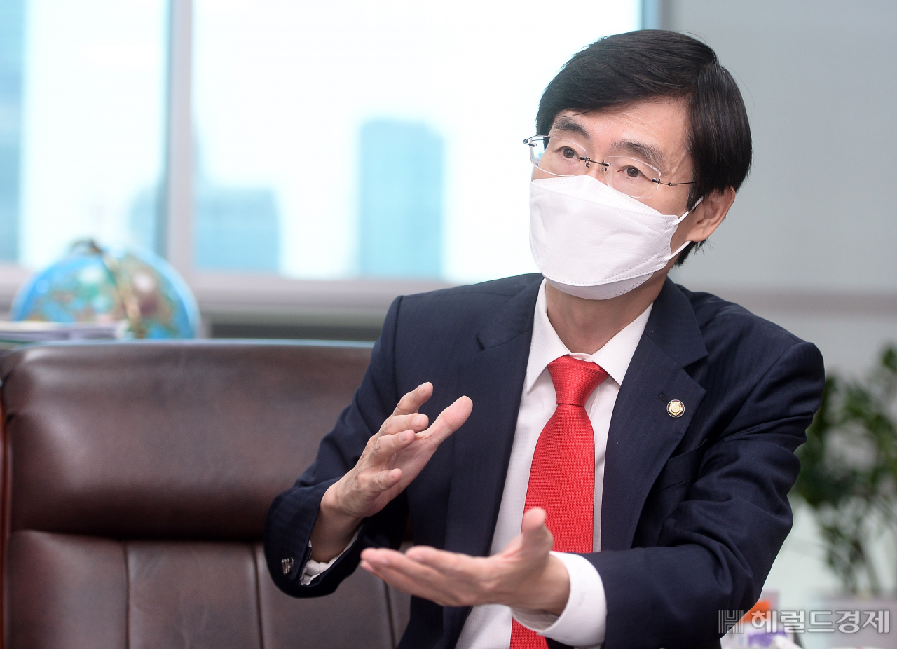 [헤럴드경제=이상섭 기자] 30일 오후 서울 여의도 국회 의원회관에서 국민의힘 조경태 의원 (홍준표 캠프 선대위원장)이 본지와 인터뷰를 하고 있다.