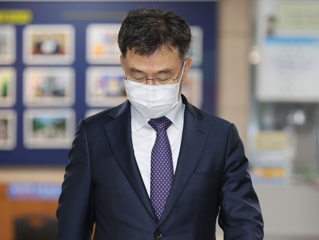 경기 성남시 대장동 개발사업에서 특혜를 받은 의혹이 제기된 화천대유자산관리(화천대유)의 최대 주주 김만배 씨가 지난달 27일 오후 참고인 신분으로 조사를 마치고 서울 용산경찰서를 나서고 있다. [연합]