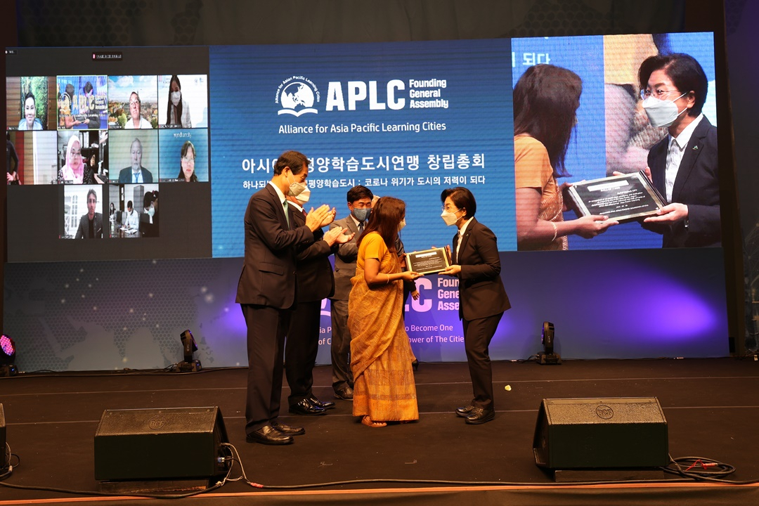 김미경 은평구청장이 APLC 총회에서 명예의 전당 헌정패를 받고 있다. [은평구 제공]