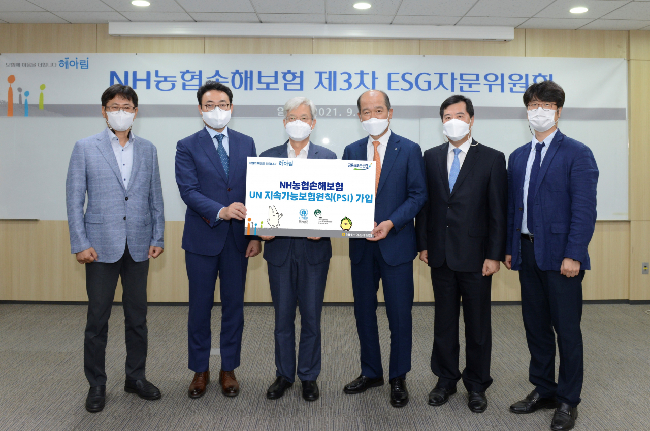 NH농협손해보험이 지난달 30일 서울 서대문구 본사에서 제3차 ESG자문위원회를 열었다. 사진은 이날 참석한 자문위원들이 기념촬영을 하고 있는 모습. 왼쪽부터 조봉순 서강대 교수, 임대웅 유엔환경계획 금융이니셔티브 한국대표, 장지인 CDP(탄소공개프로젝트) 한국위원장, 최창수 NH농협손해보험 대표, 김이배 NH농협손해보험 이사회 의장, 정광화 강원대 교수.