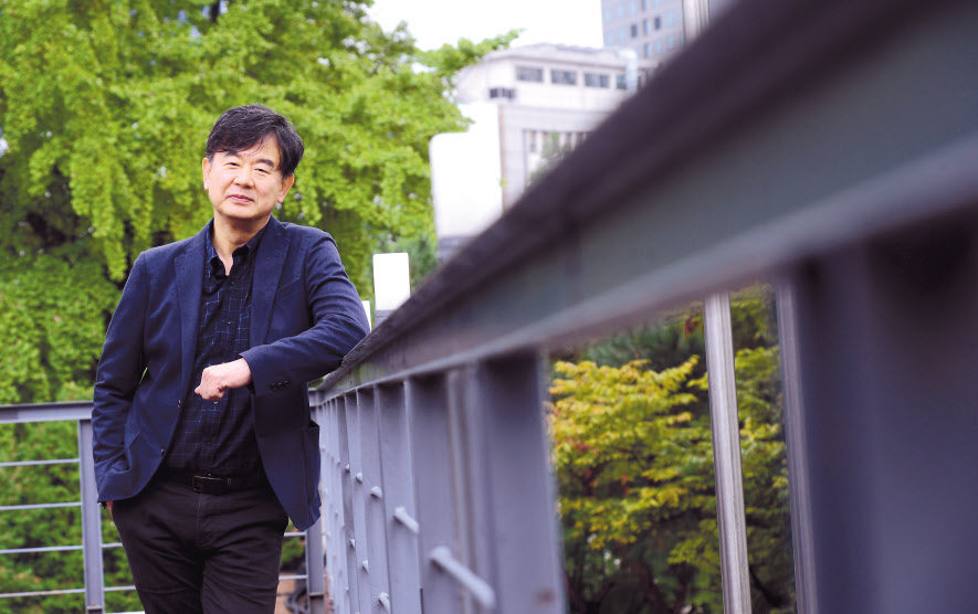 김희철 국립정동극장 대표는 취임과 함께 전통상설공연을 폐지하고 예술단을 창설하는가 하면 시즌제의 도입으로 다양한 공연 콘텐츠를 선보이면서 공공사업을 지속하는 등 다양한 정책의 변화로 정동극장의 새로운 오늘을 이끌고 있다. 이상섭 기자