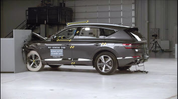 스몰 오버랩 충돌 실험 중인 제네시스 GV80. [IIHS 제공]