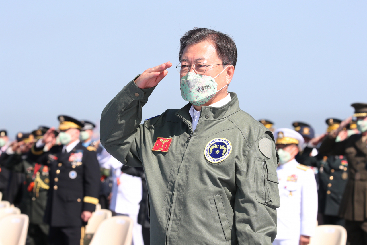 문재인 대통령은 1일 경북 포항 영일만 해상 마라도함에서 열린 제73주년 국군의 날 기념식에서 안보태세에 대한 신뢰와 자부심을 갖고 한반도 종전선언을 국제사회에 제안했다고 밝혔다. [연합]