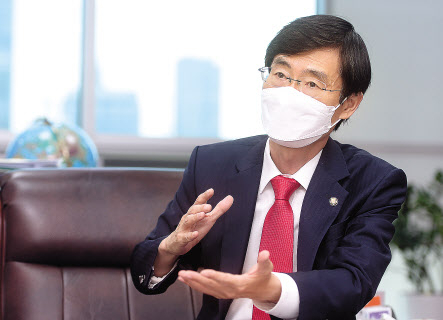 국민의힘 대선 경선 후보인 홍준표 캠프 선대위원장을 맡고 있는 조경태 의원이 지난 9월 30일 국회에서 헤럴드경제와 인터뷰를 하고 있다. 이상섭 기자