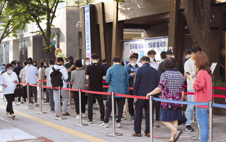 1일 오전 서울 송파구보건소 선별진료소 앞에서 시민들이 코로나19 검사를 받기 위해 대기하고 있다. 중앙방역대책본부는 이날 0시 기준으로 신규 확진자가 2486명 늘어 누적 확진자가 31만3773명을 기록했다고 밝혔다. 신규 확진자 수는 전날보다 78명 줄었으나, 국내 코로나19 사태 이후 5번째로 큰 규모다. [연합]