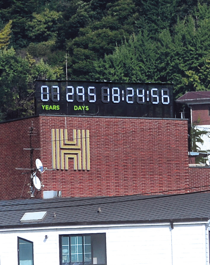 헤럴드가 서울 용산구 본사 사옥에 설치한 기후위기시계의 데드라인이 1년 200일 가량 늦춰졌다. 팬데믹 여파로 전세계 공장가동이 중단되면서 나타난 역설이다. 헤럴드가 설치할 당시(2021년5월13일) 6년235일이던 데드라인이 1일엔 7년295일로 늦춰져 있다. 박해묵 기자