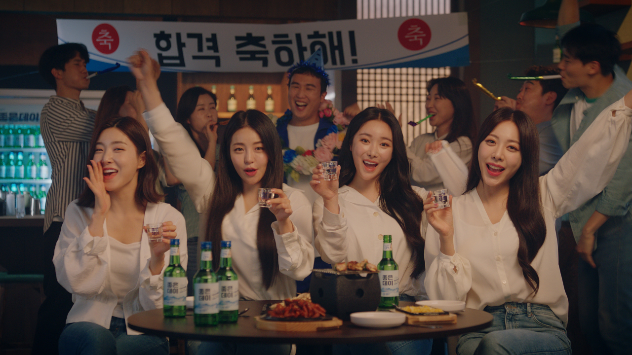 인기 걸그룹 브레이브걸스와 함께한 좋은데이 광고 모습. [무학 제공]