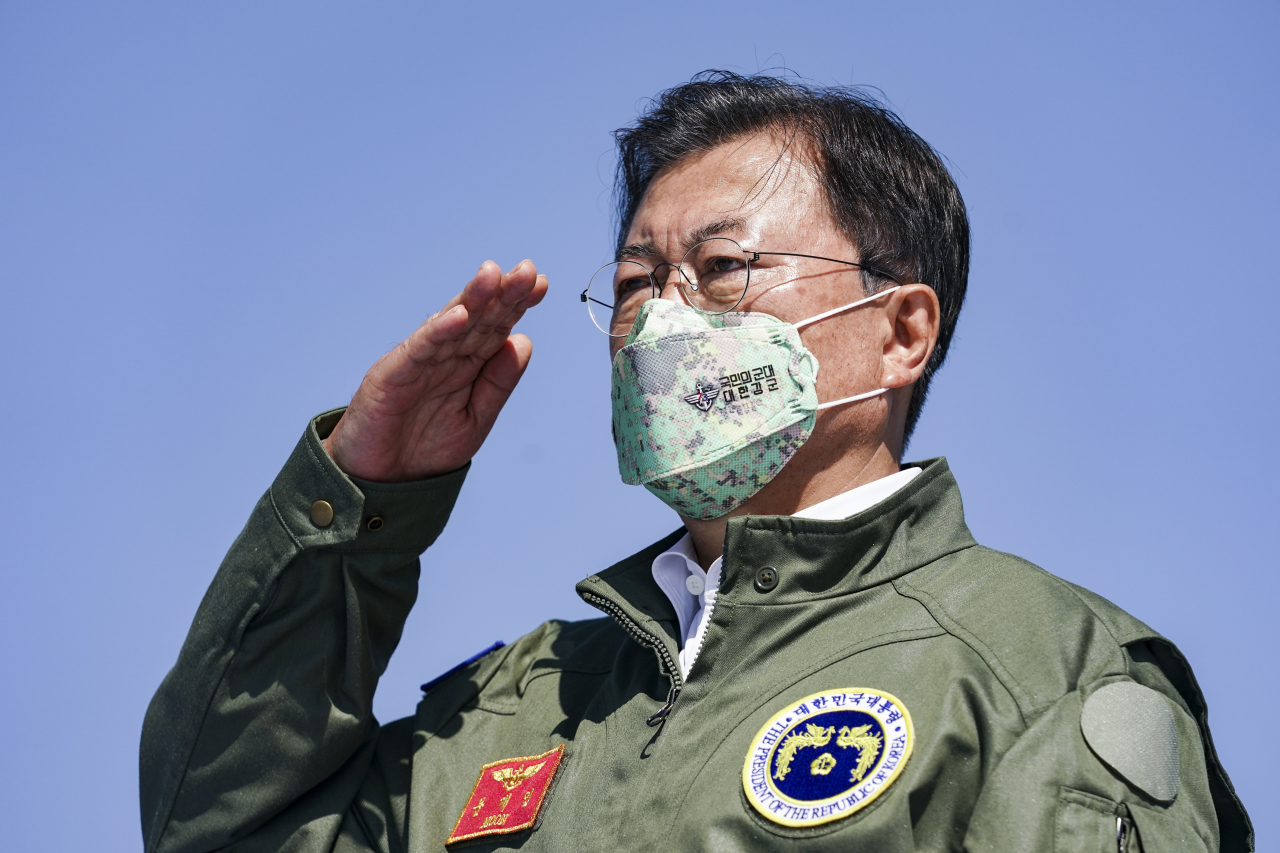 문재인 대통령이 1일 경북 포항 영일만 해상 마라도함에서 열린 제73주년 국군의 날 기념식에서 경례하고 있다. [연합]