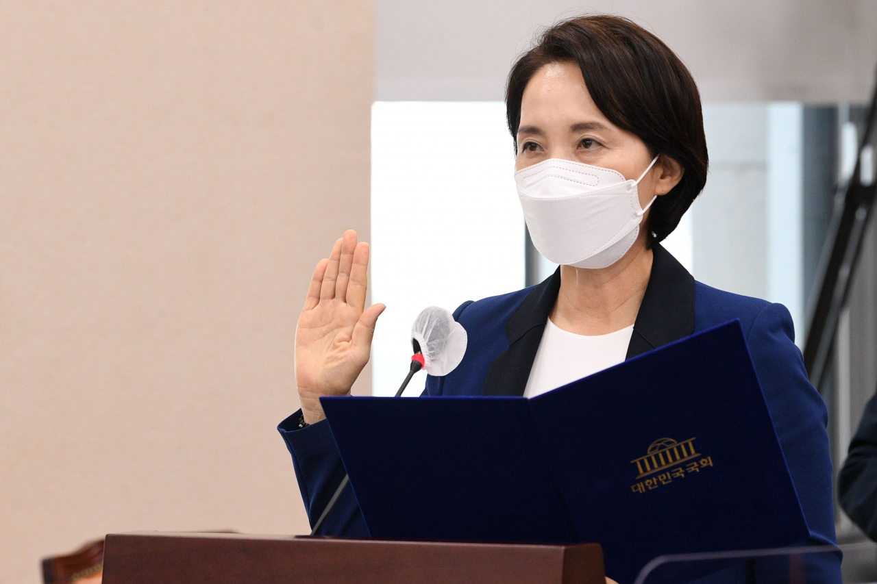 유은혜 사회부총리 겸 교육부 장관이 1일 오전 서울 여의도 국회에서 열린 교육위원회의 교육부· 국사편찬위원회 등에 대한 국정감사에 출석, 증인선서를 하고 있다. [연합]