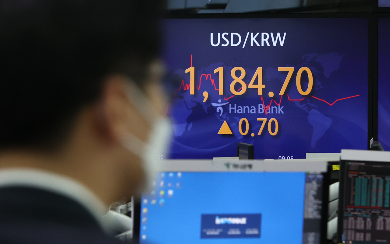 1일 오전 명동 하나은행 본점 딜링룸 전광판에 원/달러 환율이 표시돼 있다. [연합]