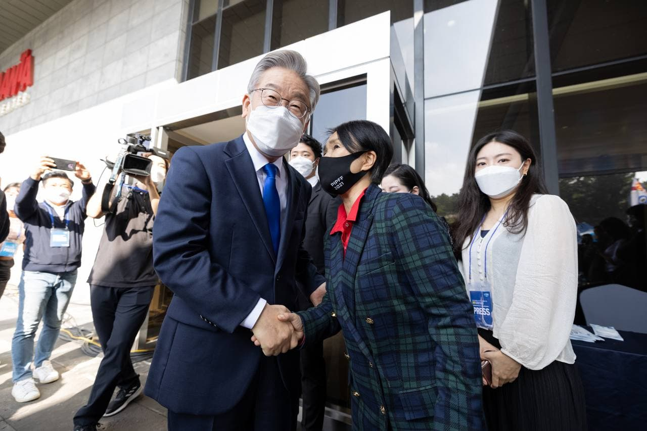 더불어민주당 대선 경선후보인 이재명 경기지사가 1일 오후 제주 지역 순회경선을 앞두고 제주 난타호텔에서 후원회장인 강금실 전 법무부 장관과 악수하고 있다. [이재명 캠프 제공]