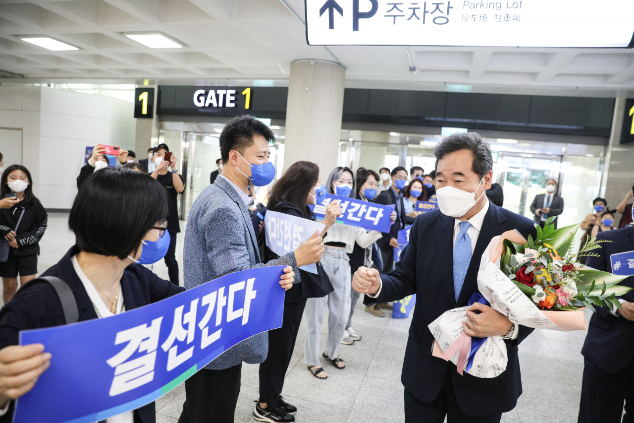 더불어민주당 대선 경선후보인 이낙연 전 대표가 1일 오전 제주 더큰내일센터에서 진행된 보편적 청년고용‧복지정책 추진 간담회 참석해 지지자들과 인사하고 있다. [이낙연 캠프 제공]