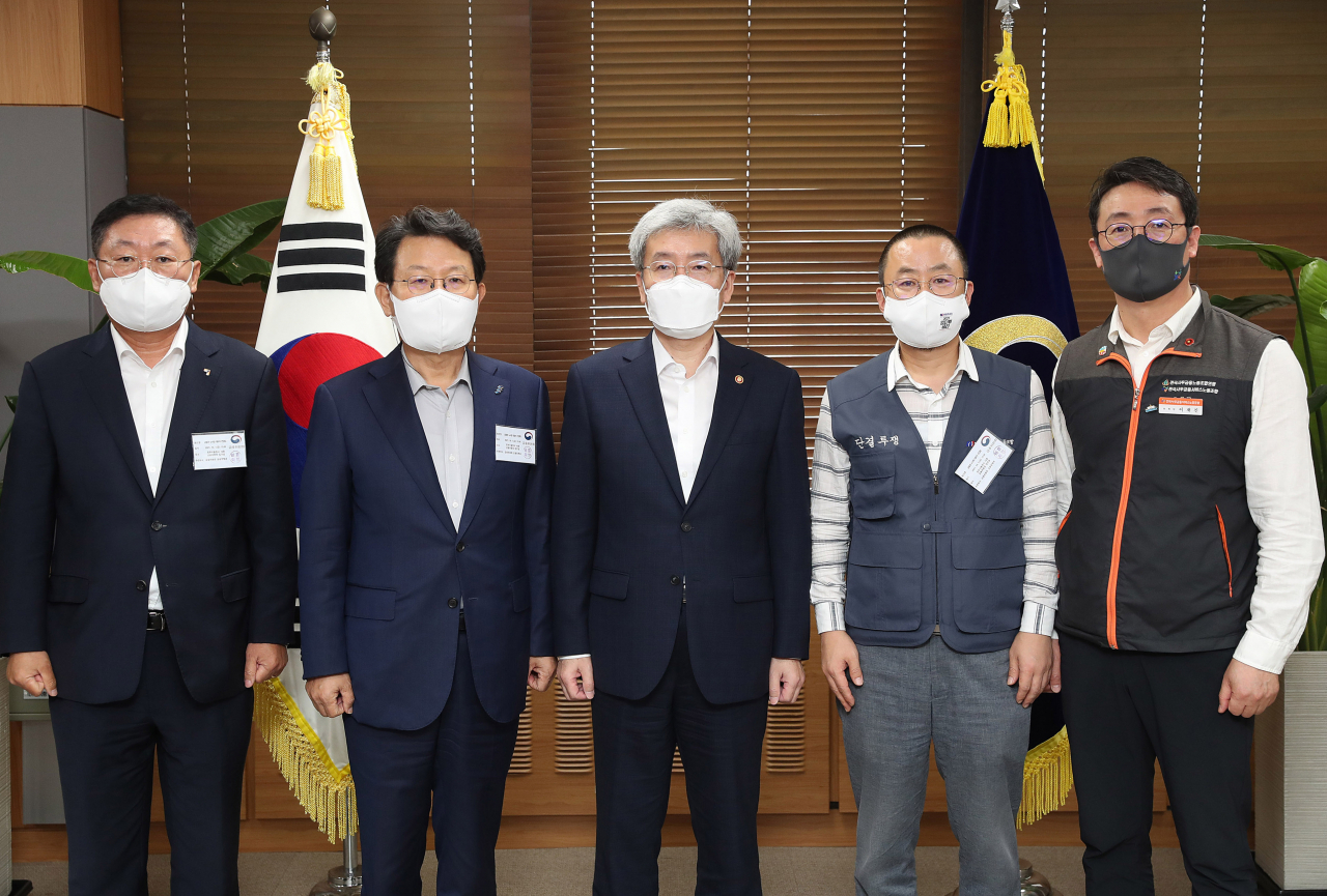고승범 금융위원장(가운데)이 1일 서울 종로구 정부서울청사에서 열린 금융권 노사정 대표자 간담회에 참석해 나재철 금융투자협회장(맨 왼쪽), 김광수 은행연합회장(왼쪽 두 번째), 박홍배 금융산업노조 위원장(오른쪽 두 번째), 이재진 사무금융노조 위원장(맨 오른쪽)과 기념 촬영을 하고 있다. [금융위원회 제공]