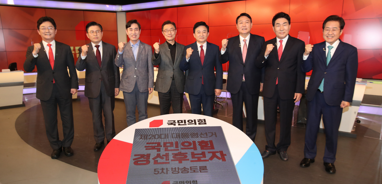 홍준표(오른쪽부터), 안상수, 윤석열, 원희룡, 최재형, 하태경, 황교안, 유승민 국민의힘 대선 경선 예비후보가 1일 서울 중구 필동 매경미디어센터에서 열린 대선 경선 5차 방송토론회에서 기념촬영을 하고 있다. [연합]