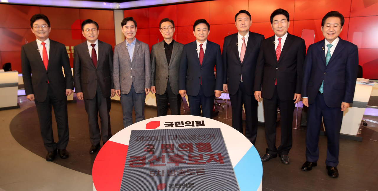 홍준표(오른쪽부터), 안상수, 윤석열, 원희룡, 최재형, 하태경, 황교안, 유승민 국민의힘 대선 경선 예비후보가 1일 서울 중구 필동 매경미디어센터에서 열린 대선 경선 5차 방송토론회에서 기념촬영을 하고 있다. [연합]