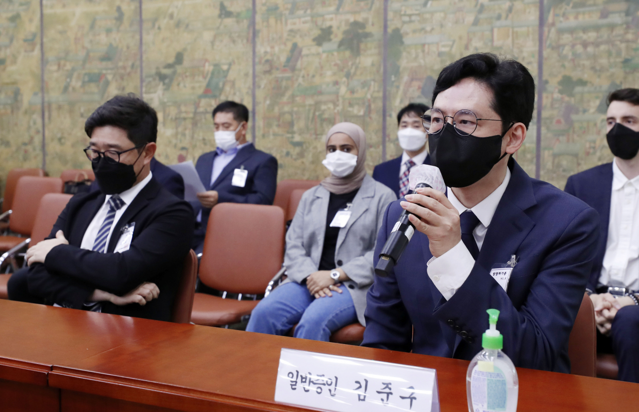 김준구 네이버웹툰 대표(오른쪽부터), 이진수 카카오엔터테인먼트 대표가 1일 서울 여의도 국회 문화체육관광위원회에서 열린 문화체육관광부에 대한 국정감사에서 증인으로 출석해 질의에 답변하고 있다. [연합]