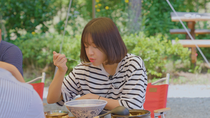 유튜버 쯔양이 된장찌개를 맛있게 먹고 있는 모습.[한국화학연구원 제공]