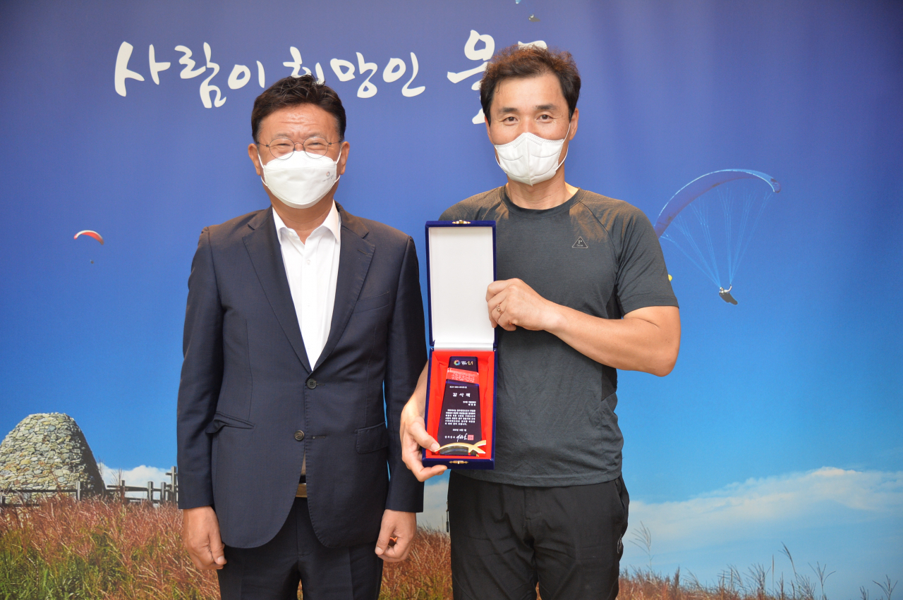 ‘용감한 울주군민’ 배병훈 씨가 이선호 울주군수로부터 감사패를 받고 기념촬영을 하고 있다.
