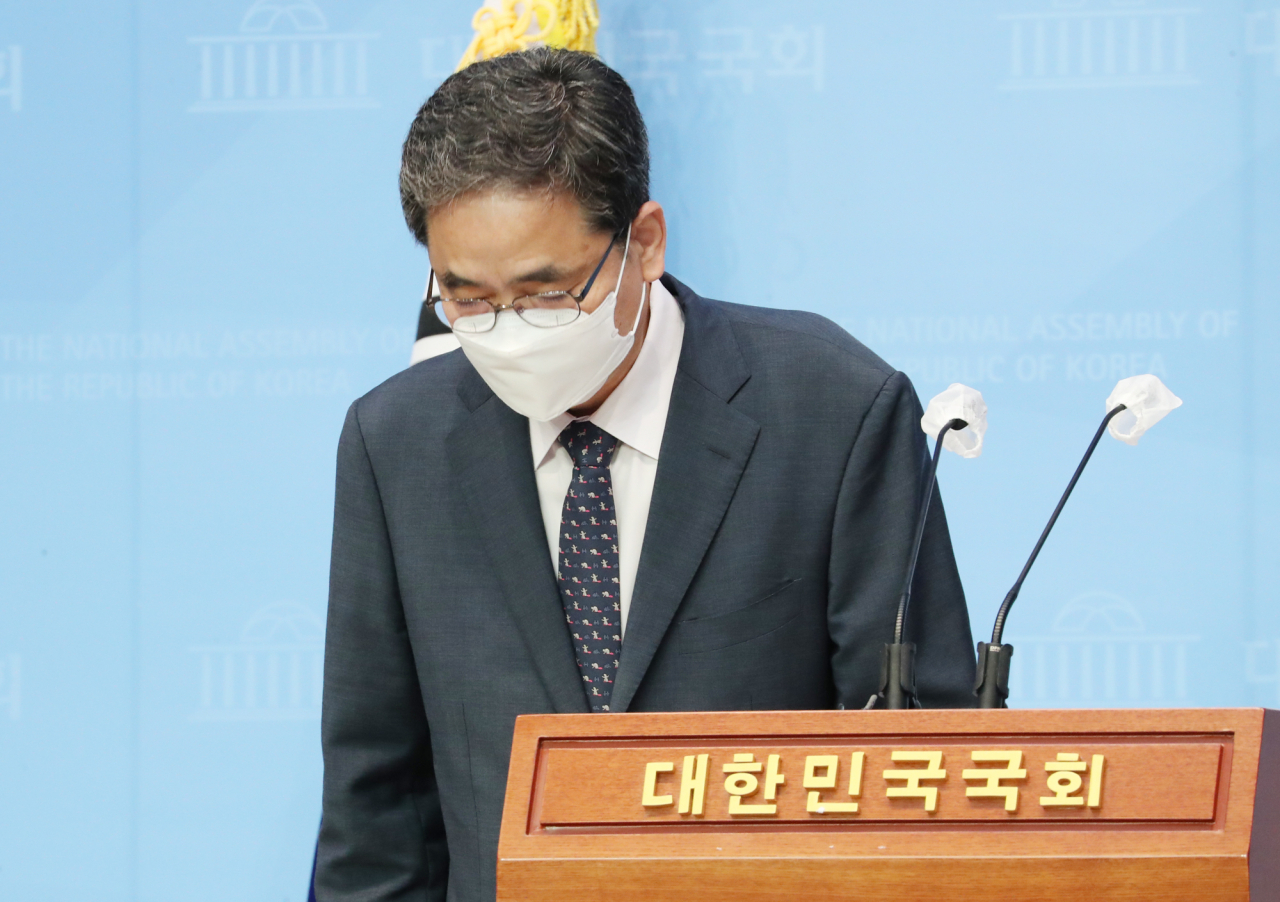 무소속 곽상도 의원이 아들의 '화천대유 퇴직금 50억원' 논란과 관련 2일 오전 서울 여의도 국회 소통관에서 국회의원직을 사퇴한다고 밝힌 뒤 고개 숙여 인사하고 있다. 연합뉴스