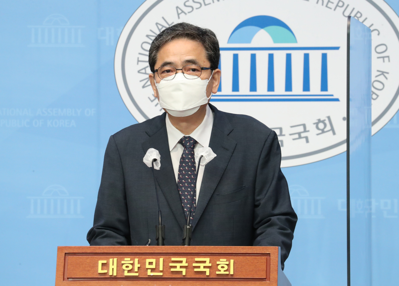 Rep. Kwak Sang-do offers to resign from his parliamentary seat during a press conference held at the National Assembly on Saturday. (Yonhap)