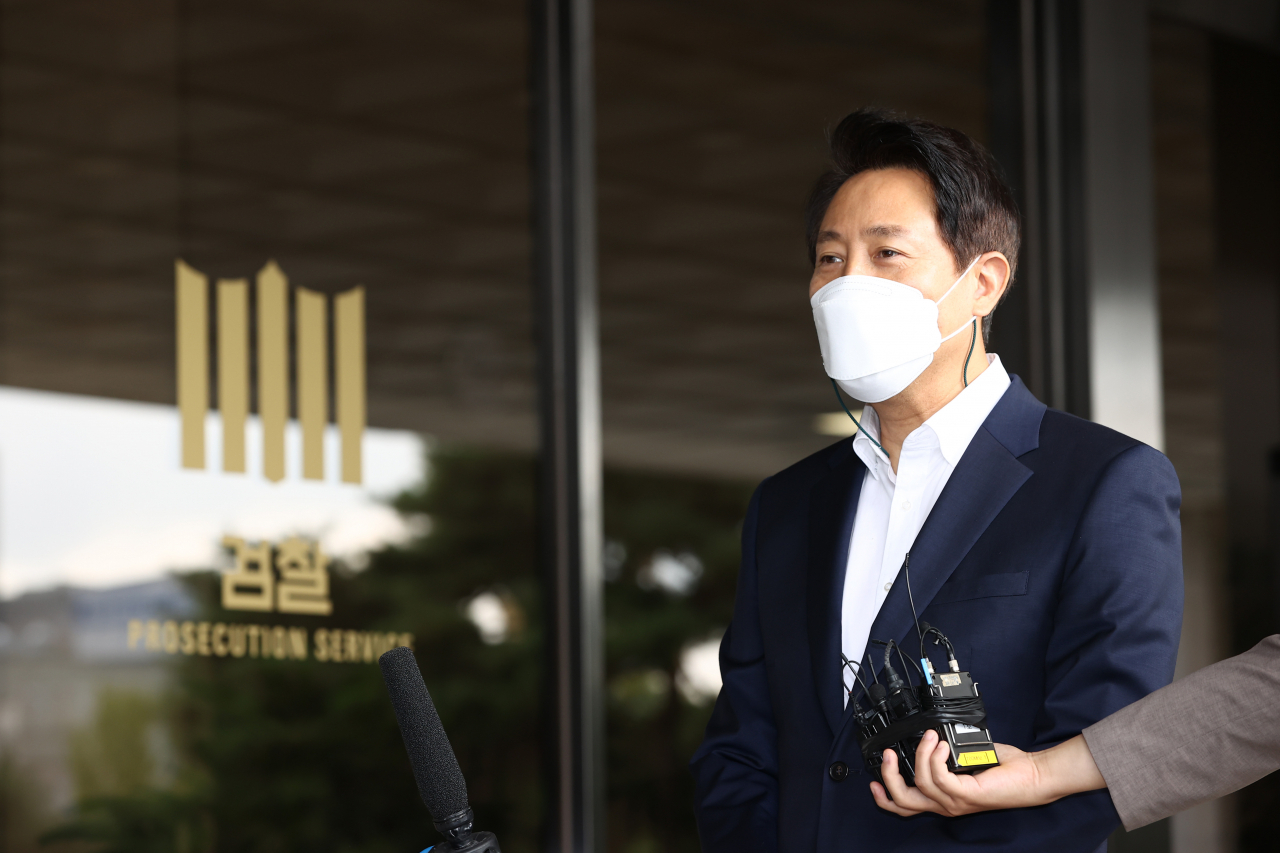 오세훈 서울시장이 2일 서울시장 보궐선거 기간에 '파이시티' 사업과 관련해 허위 사실을 언급한 혐의(공직선거법 위반)로 조사를 받기 위해 서초동 서울중앙지검으로 향하고 있다. 연합뉴스