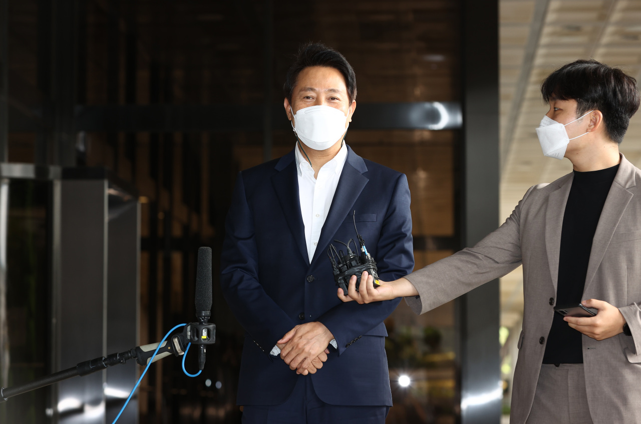 Seoul Mayor Oh Se-hoon speaks to a reporter at the Seoul Central District Prosecutors Office in southern Seoul on Oct. 2, 2021, before being questioned by prosecutors about allegations of his election law violation. (Yonhap)