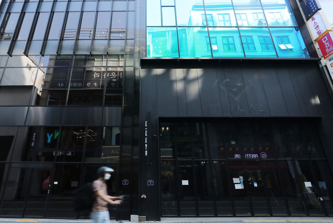 30일 오후 서울 명동거리가 한산한 모습이다. 이날 통계청은 코로나19 4차 확산 영향이 본격화하면서 8월 생산과 소비, 투자가 석 달 만에 일제히 감소했다고 밝혔다. 연합뉴스