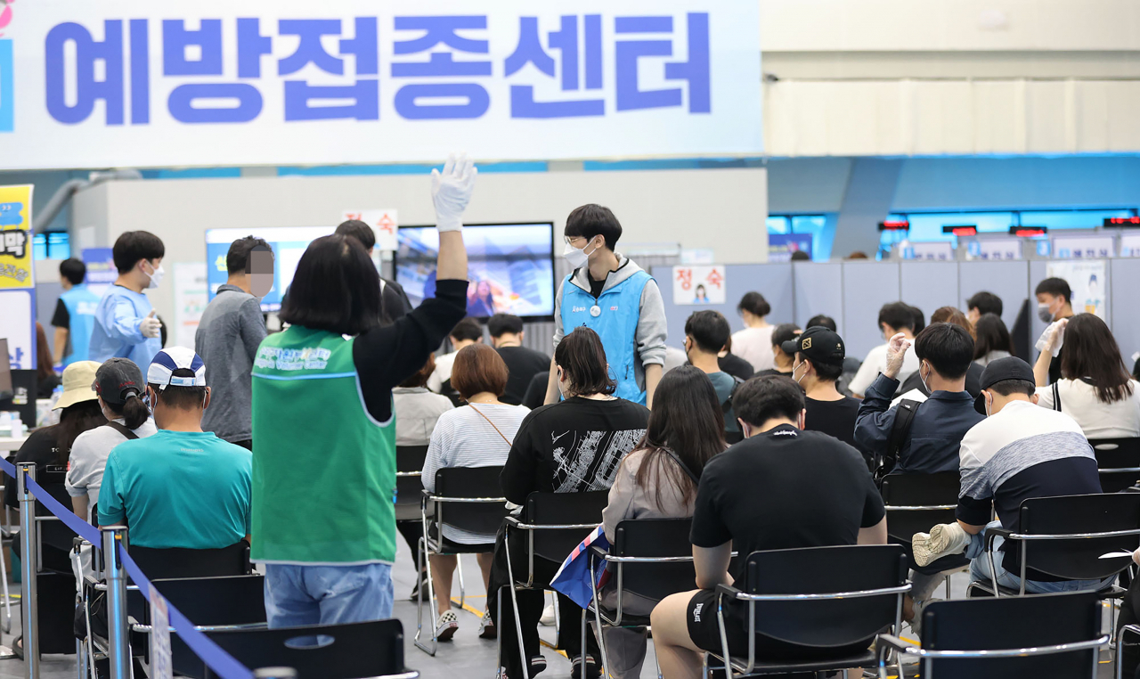 1일 오후 서울 송파구 체육문화회관에 설치된 송파구 백신접종센터에서 시민들이 코로나19 백신 접종을 받은 뒤 이상반응 모니터링을 위해 대기하고 있다. [연합]