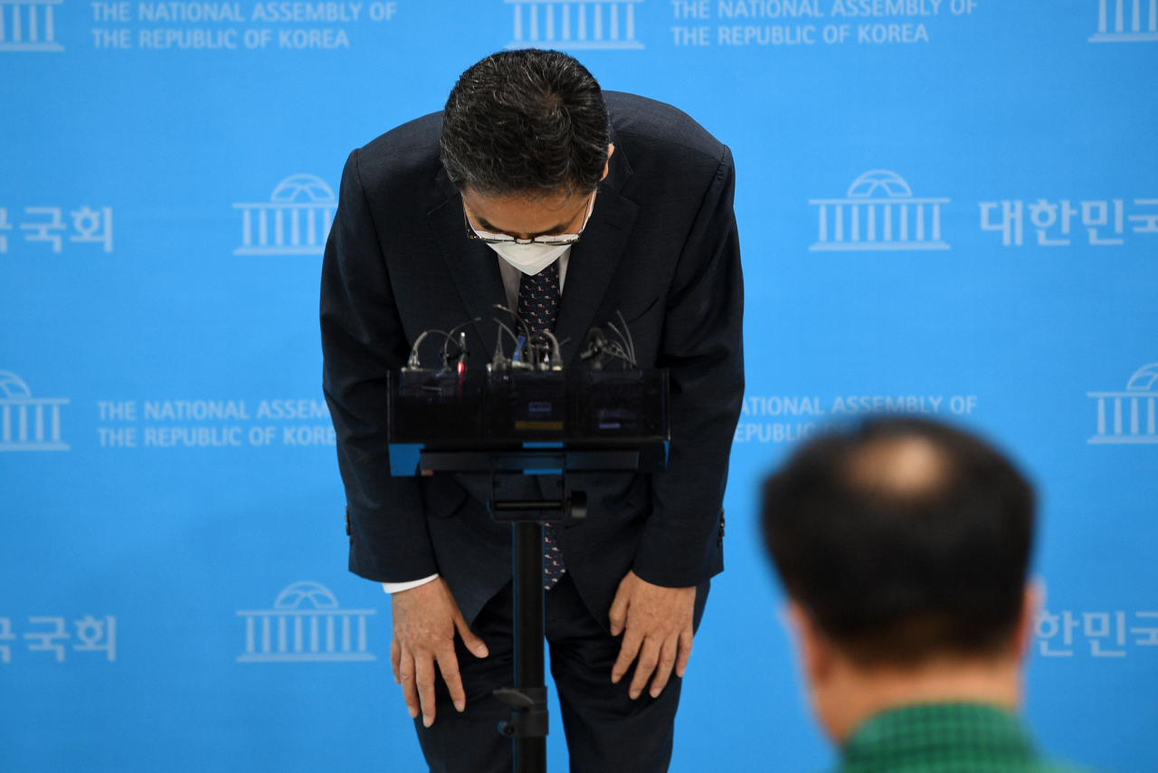 무소속 곽상도 의원이 아들의 '화천대유 퇴직금 50억원' 논란과 관련 2일 오전 서울 여의도 국회 소통관에서 국회의원직을 사퇴 관련 질의응답을 마친 뒤 인사하고 있다. [연합]