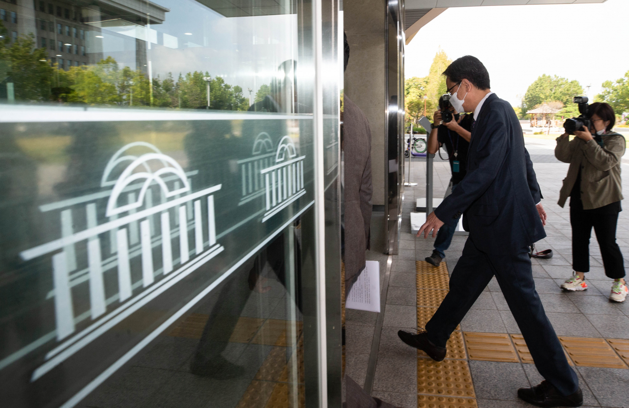 무소속 곽상도 의원이 아들의 '화천대유 퇴직금 50억원' 논란과 관련 2일 오전 국회의원직 사퇴 기자회견을 위해 국회 소통관 기자회견장으로 향하고 있다. 연합뉴스