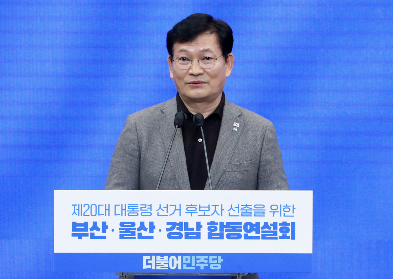 2일 오후 부산항국제전시컨벤션센터(BPEX)에서 열린 더불어민주당 대선 후보 선출을 위한 부산·울산·경남 합동연설회에서 송영길 대표가 인사말하고 있다. [연합]