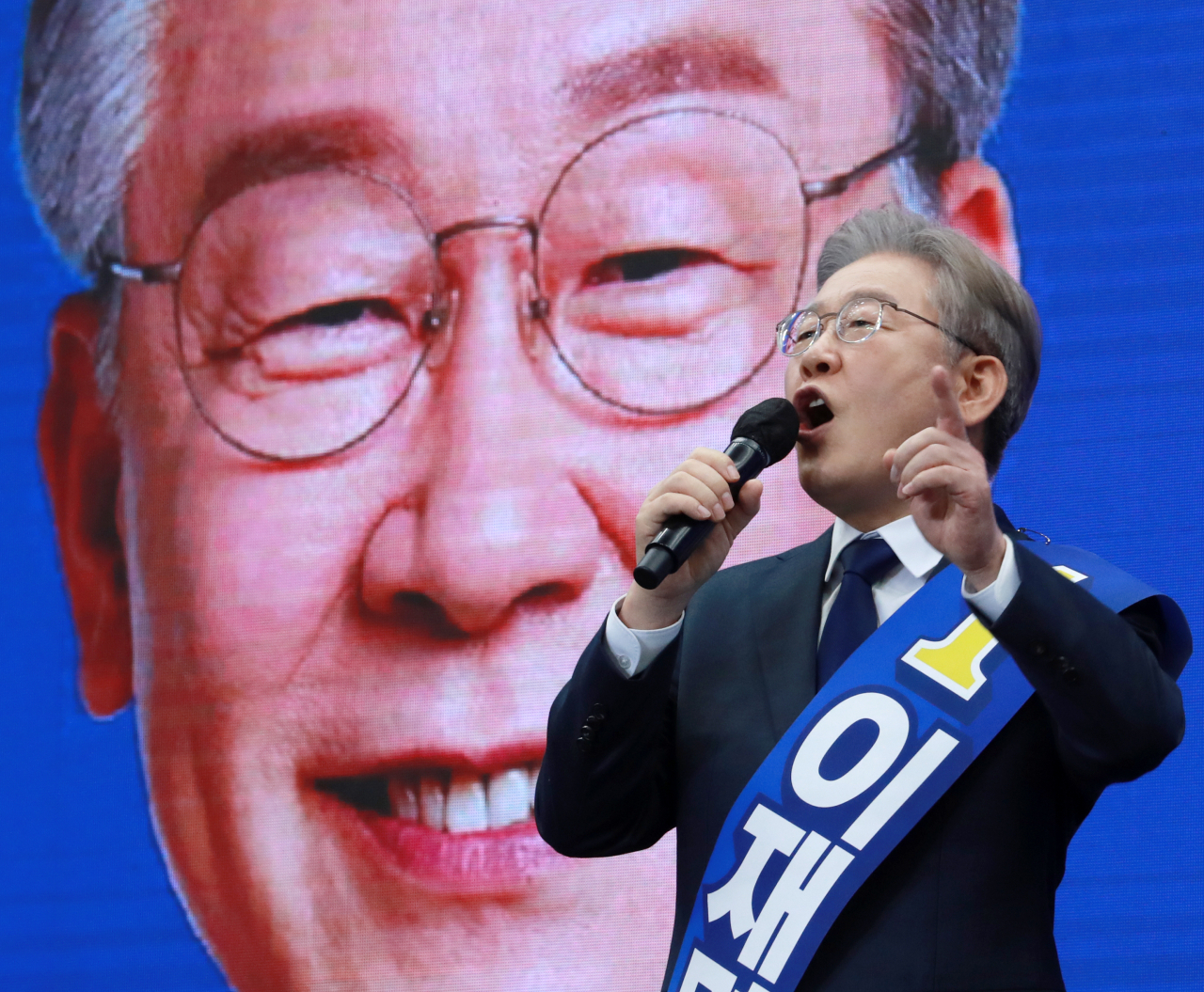2일 오후 부산항국제전시컨벤션센터(BPEX)에서 열린 더불어민주당 대선 후보 선출을 위한 부산·울산·경남 합동연설회에서 이재명 후보가 정견발표하고 있다. [연합]