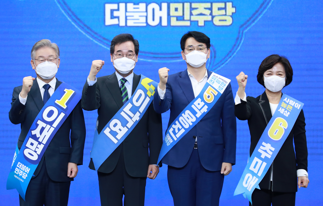 2일 오후 부산항국제전시컨벤션센터(BPEX)에서 열린 더불어민주당 대선 후보 선출을 위한 부산·울산·경남 합동연설회에서 후보자들이 주먹을 쥐어 보이고 있다. 왼쪽부터 이재명, 이낙연, 박용진, 추미애 후보. [연합]