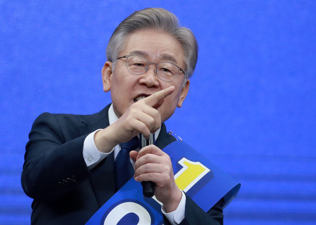 2일 오후 부산항국제전시컨벤션센터(BPEX)에서 열린 더불어민주당 대선 후보 선출을 위한 부산·울산·경남 합동연설회에서 이재명 후보가 정견발표하고 있다. [연합]