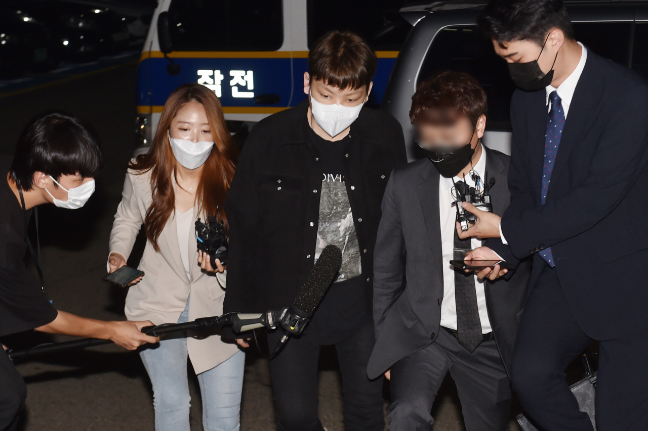 무면허 운전·경찰관 폭행 등 혐의로 입건된 국민의힘 장제원 의원 아들인 래퍼 장용준(노엘)이 30일 오후 조사를 받기 위해 서울 서초경찰서로 들어서고 있다. [연합]
