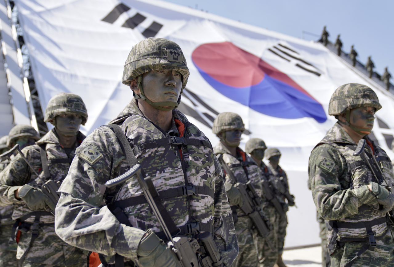 1일 경북 포항 영일만 해상에서 열린 제73주년 국군의 날 기념식에서 합동상륙작전 시연이 펼쳐지고 있다. [연합]