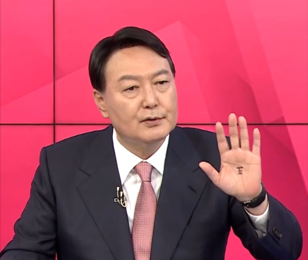 지난 1일 국민의힘 대선 경선 5차 방송 토론회에 참석한 윤석열 전 검찰 총장. 손바닥에 왕(王) 자가 선명하게 보인다. [MBN 방송화면 캡처]