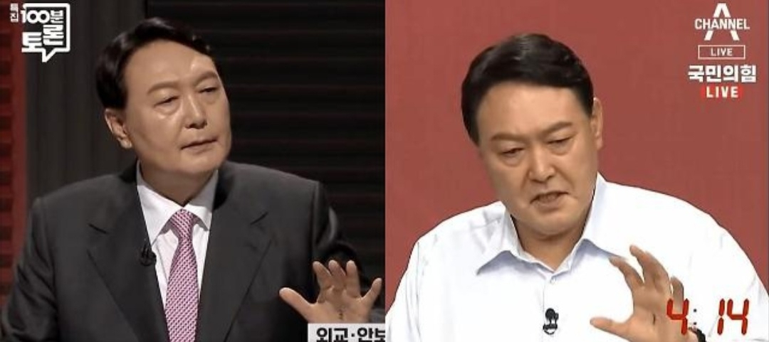 윤석열 전 총장의 3차(오른쪽), 4차(왼쪽) TV토론회 모습. 왼쪽 손바닥에 글씨가 보인다. [온라인 커뮤니티 캡처]