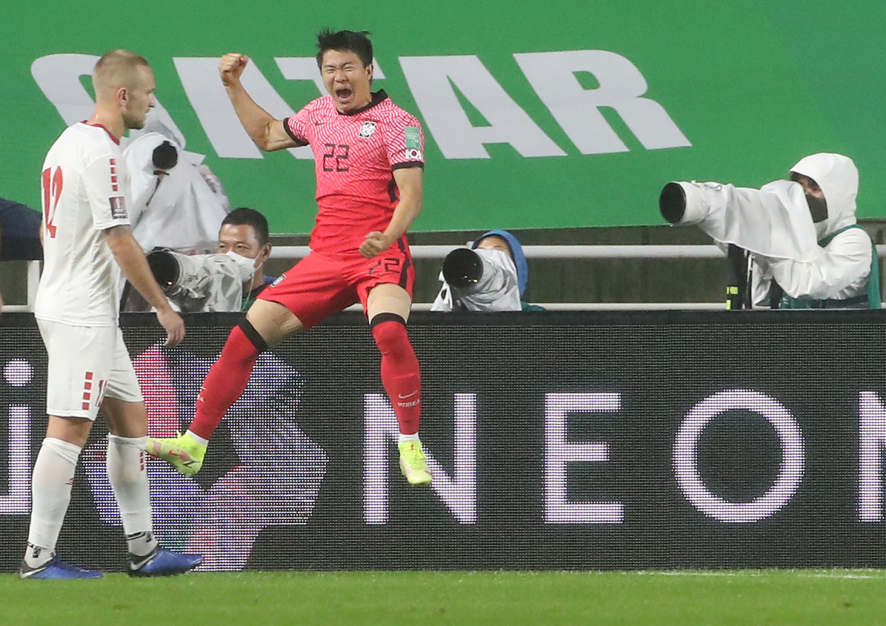 지난달 7일 오후 수원월드컵경기장에서 열린 2022 카타르 월드컵 축구 아시아 최종예선 대한민국과 레바논의 경기에서 후반 권창훈이 골을 넣은 뒤 점프하며 기뻐하고 있다. [연합]