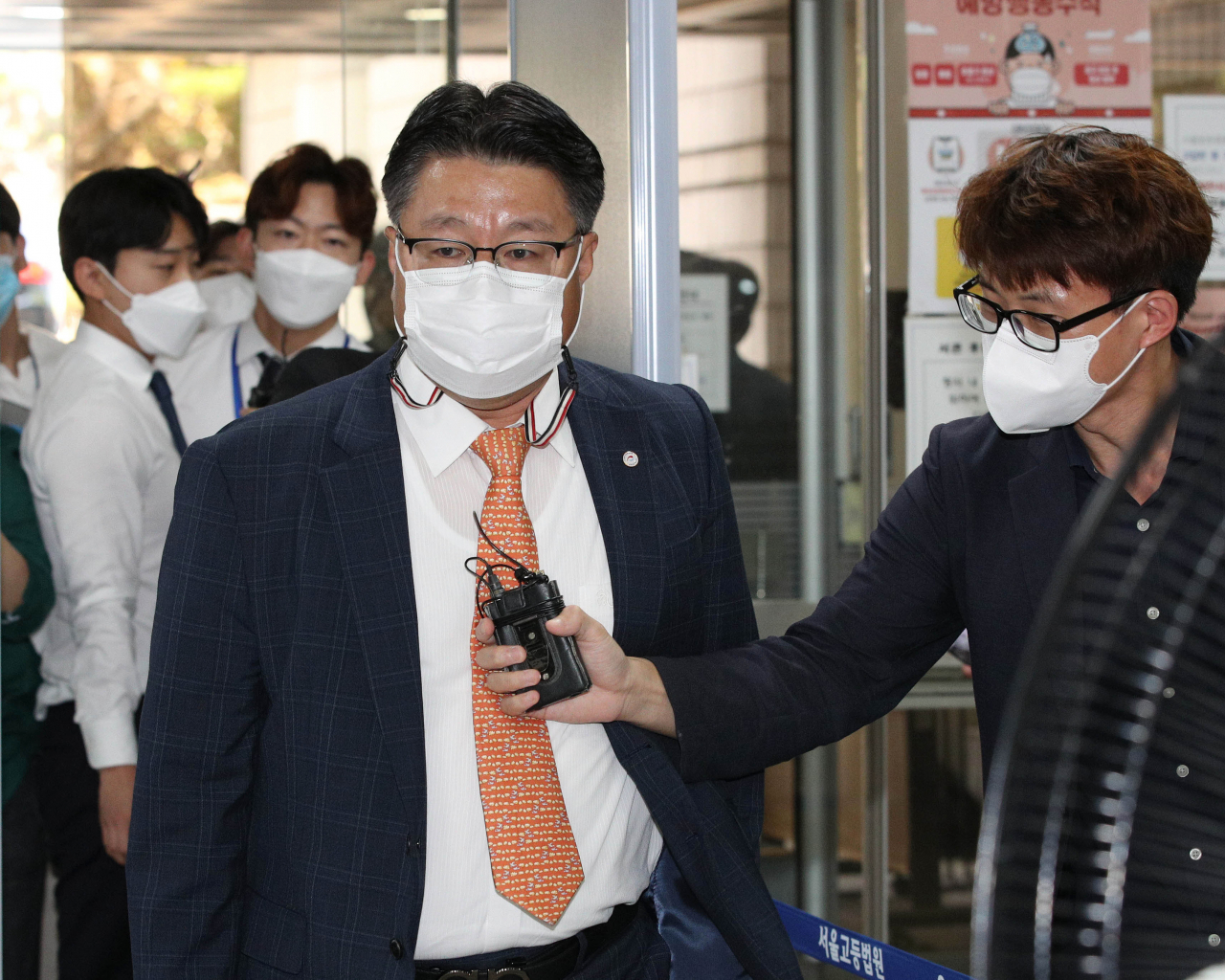 유동규 전 성남도시개발공사 기획본부장의 변호를 맡은 김국일 변호사가 3일 서초구 법원종합청사에서 영장심사 참석을 위해 법정으로 향하고 있다. [연합]