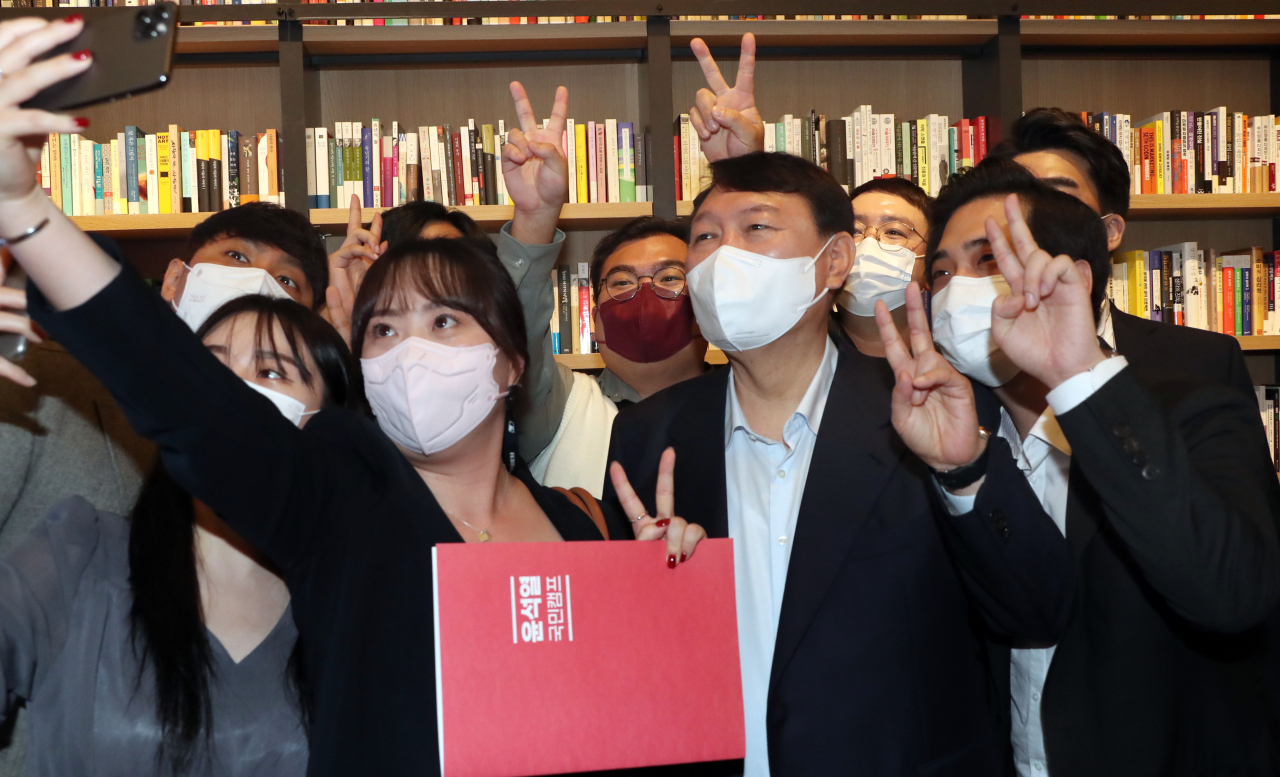 국민캠프 청년위원회 임명장 수여식에서 기념촬영하는 윤석열 후보(서울=연합뉴스) 국민의힘 윤석열 대선 경선 후보가 3일 서울 강남구 최인아책방에서 열린 국민캠프 청년위원회 임명장 수여식을 마치고 참석자들과 기념촬영하고 있다. [국회사진기자단]