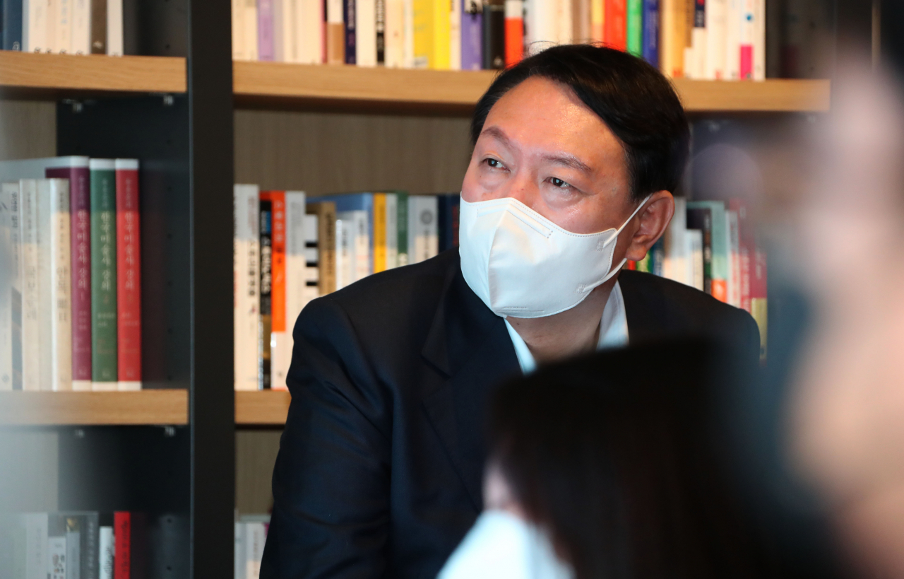 국민의힘 대선주자인 윤석열 전 검찰총장이 3일 서울 강남구 최인아책방에서 열린 국민캠프 청년위원회 임명장 수여식에 참석해 온라인으로 중계된 전국 청년들의 목소리를 듣고 있다. [연합]