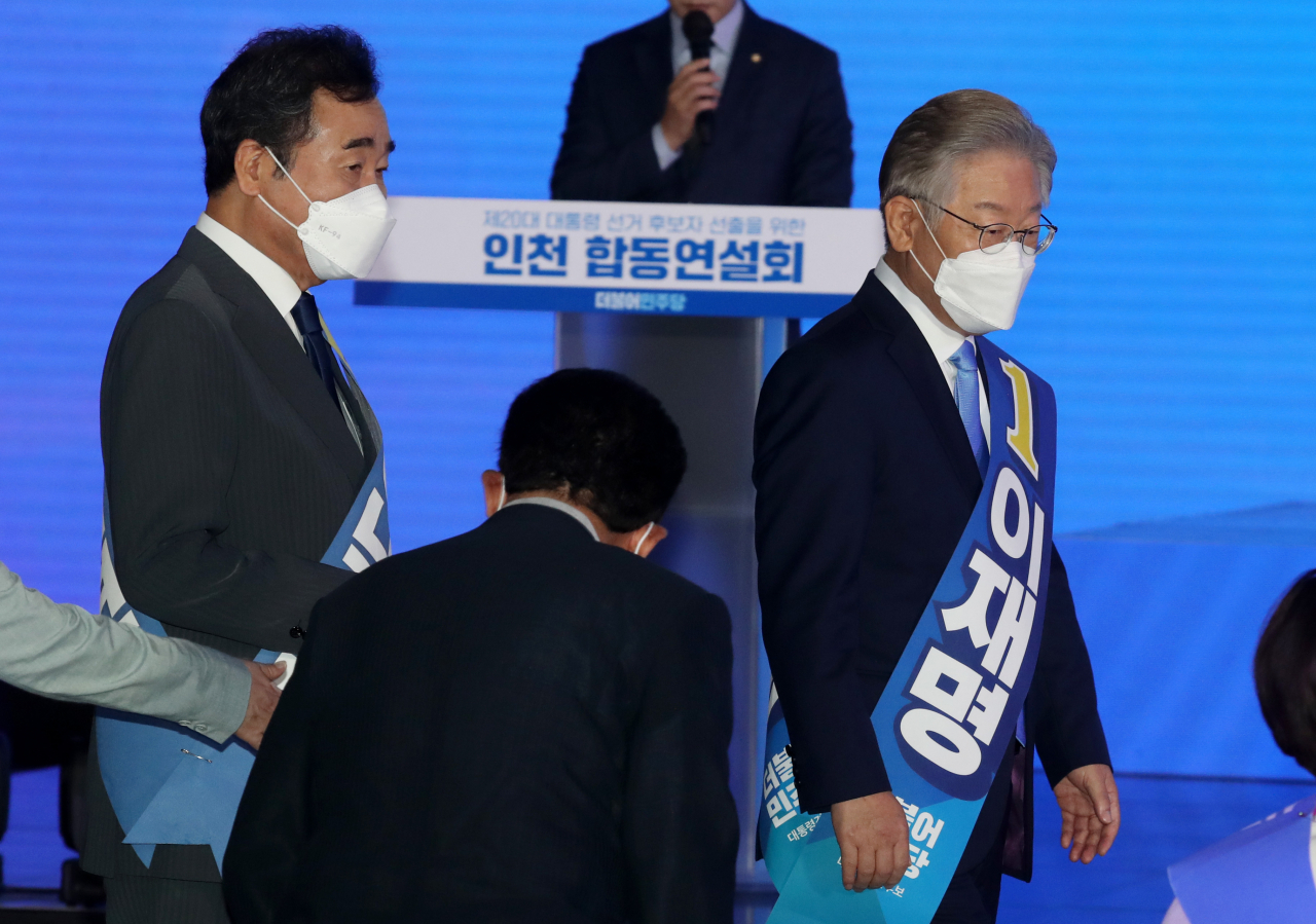 3일 인천 연수구 송도컨벤시아에서 열린 더불어민주당 제20대 대통령선거 후보자 선출을 위한 인천합동연설회에 이재명, 이낙연 경선 후보가 입장하고 있다. [연합]
