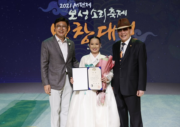 2021 보성소리축제 대상 수상자인 유재순 명창과 김철우 군수(사진 왼쪽), 조상현 명창이 기념 촬영하고 있다.