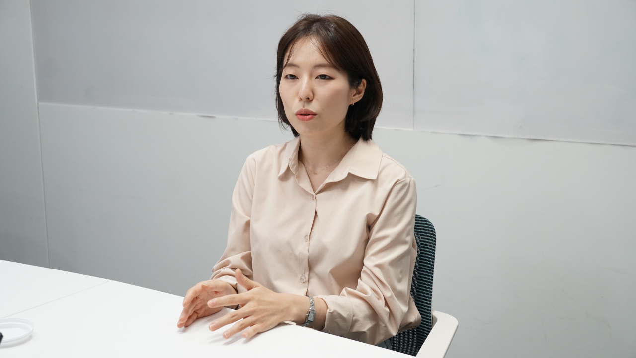 국내 거래소 최초로 국제공인자금세탁방지전문가(CAMS)와 국제공인제재전문가(CGSS) 자격증을 동시 보유한 박정은 코빗 매니저가 헤럴드경제와 인터뷰를 진행하고 있다[코빗 제공]