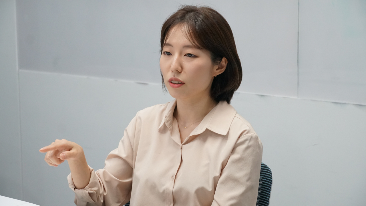 국내 거래소 최초로 국제공인자금세탁방지전문가(CAMS)와 국제공인제재전문가(CGSS) 자격증을 동시 보유한 박정은 코빗 매니저가 헤럴드경제와 인터뷰를 진행하고 있다[코빗 제공]